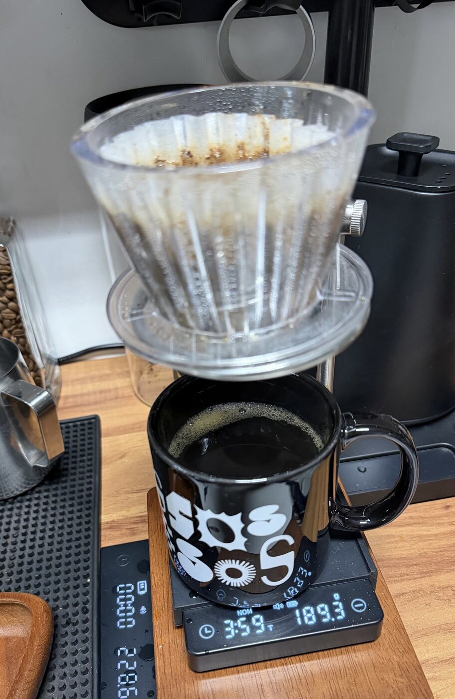 Preparo de café coado com balança de precisão