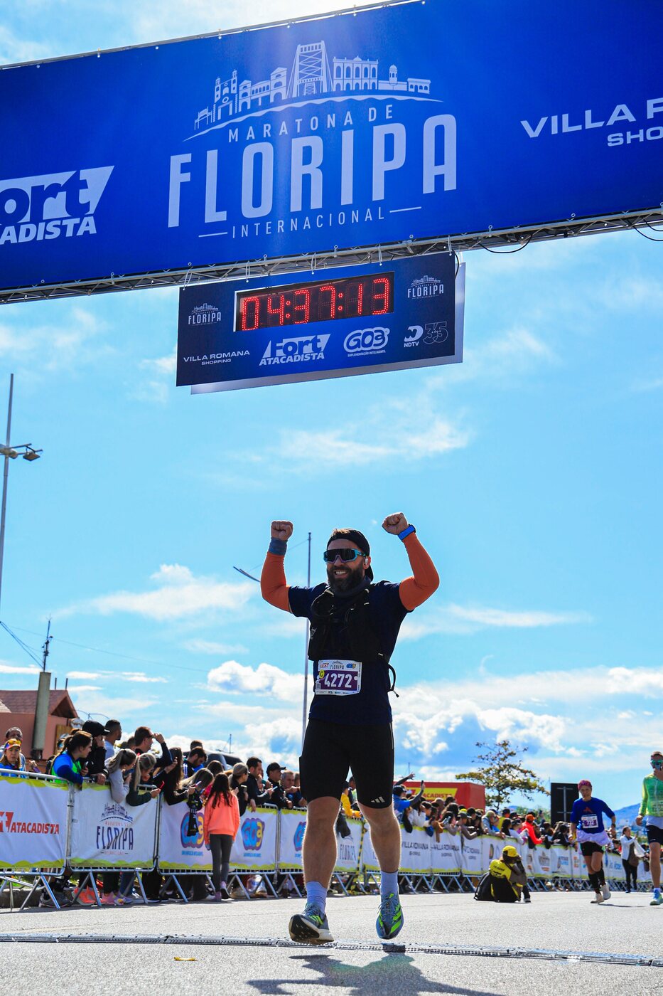 Filipe cruzando a chegada da Maratona de Floripa