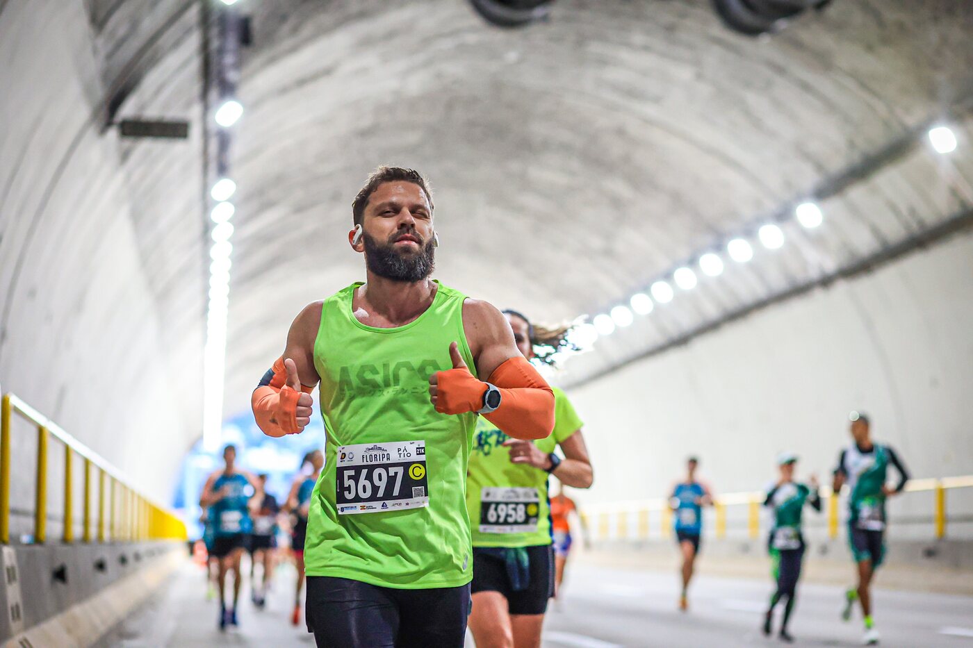Filipe correndo no túnel da Maratona de Floripa